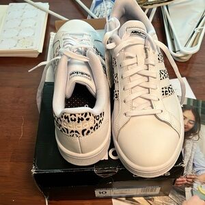 NWT women’s Adidas Grand Court Sneakers Size 10